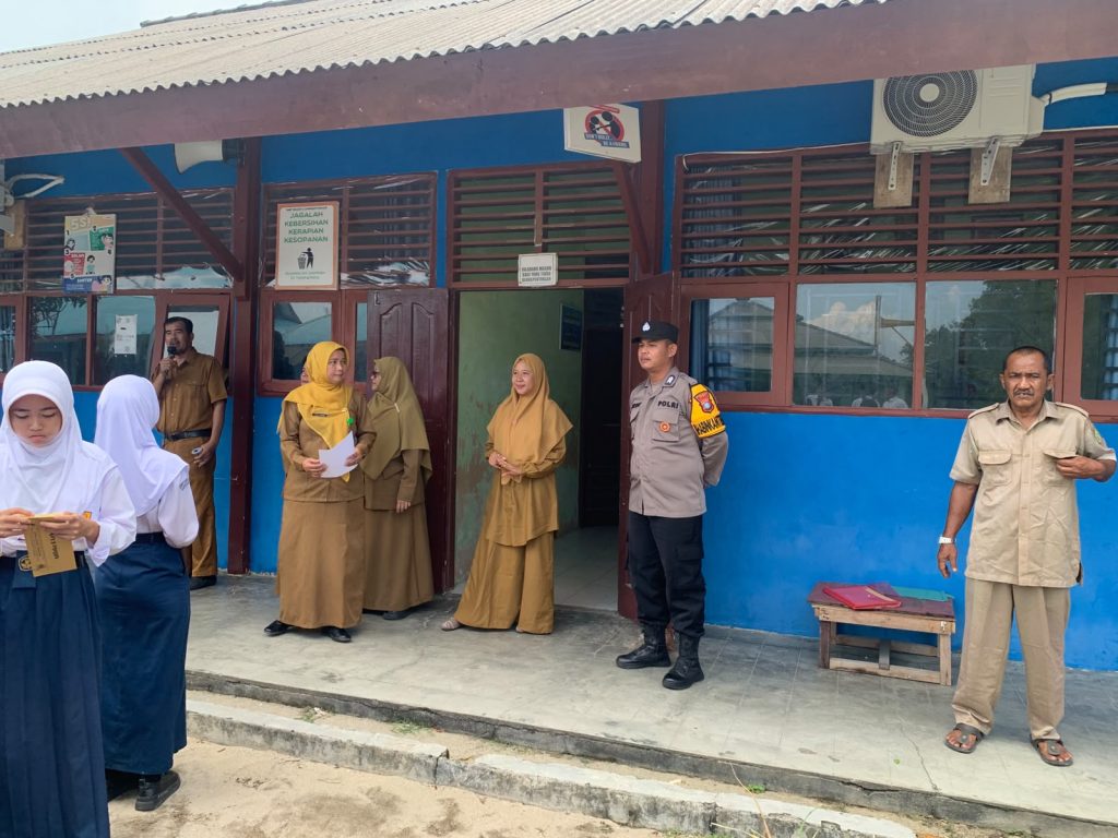 Bhabinkamtibmas Desa Lanjut Amankan Pengumuman Kelulusan SMP Negeri 1 Singkep Pesisir, Cegah Konvoi Pelajar