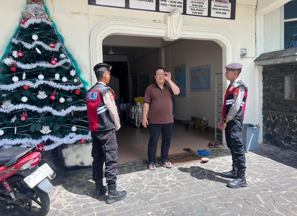 Hadir di Tengah Jemaat, Sat Samapta Polres Lingga Laksanakan Patroli Gereja
