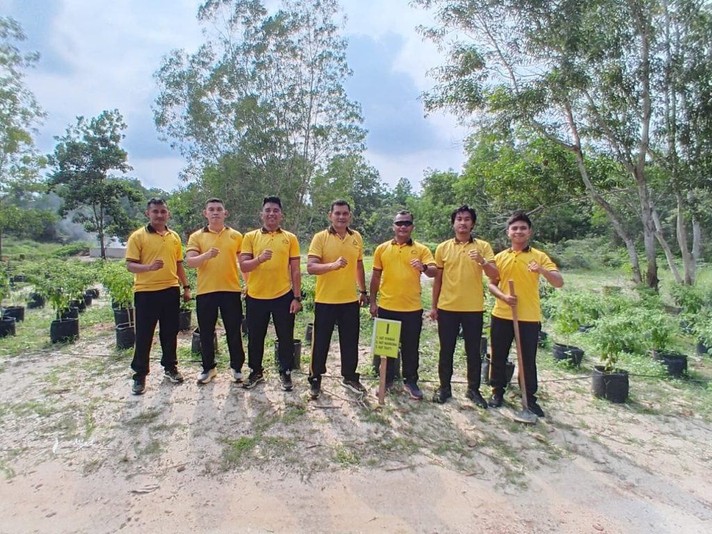 Wujudkan Lingkungan Asri dan Produktif, Polres Lingga Tanam Bibit Pepaya