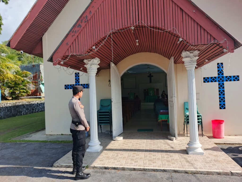 Patroli Gereja Polsek Dabo Singkep, Wujudkan Rasa Aman dan Khidmat Umat Kristiani Beribadah