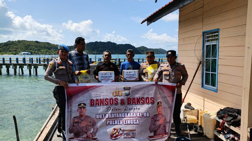 Wujud Kepedulian HUT Bhayangkara ke-80, Polri Bantu Warga Terdampak Kebakaran di Senayang