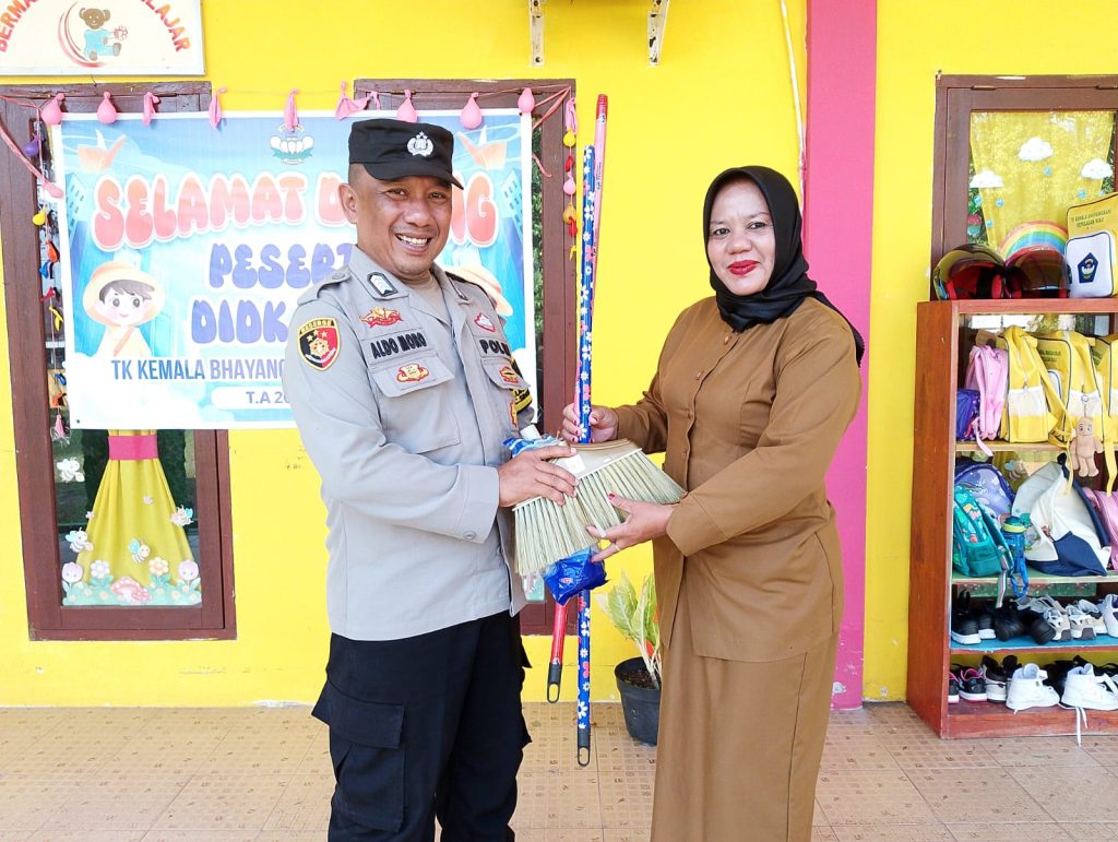 Dukung Lingkungan Belajar Bersih, Polsek Dabo Singkep Serahkan Bantuan Perlengkapan Kebersihan