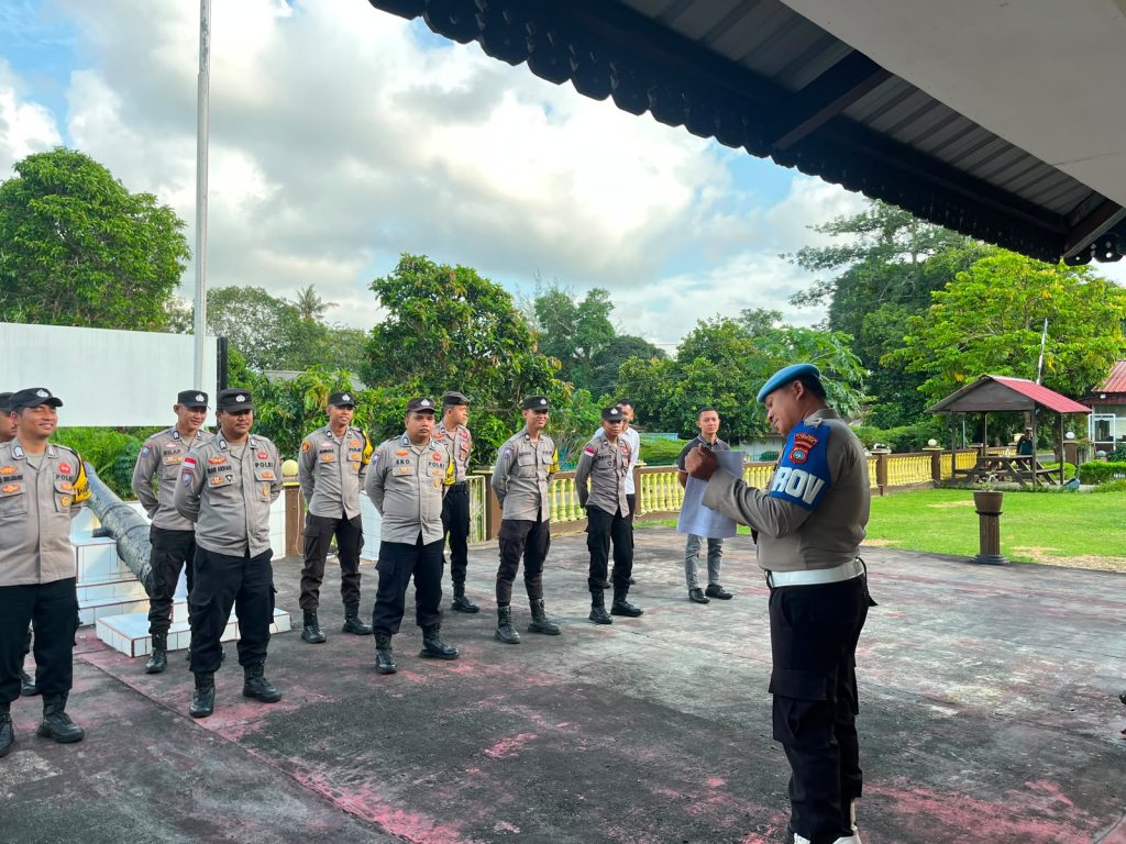 Polsek Dabo Singkep Perkuat Disiplin Personel Melalui Sosialisasi Perkap dan Penggunaan Brevet Dinas