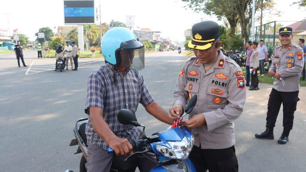 Sambut HUT RI Ke-81, Polres Lingga Gelorakan Nasionalisme Melalui Pembagian Bendera Merah Putih