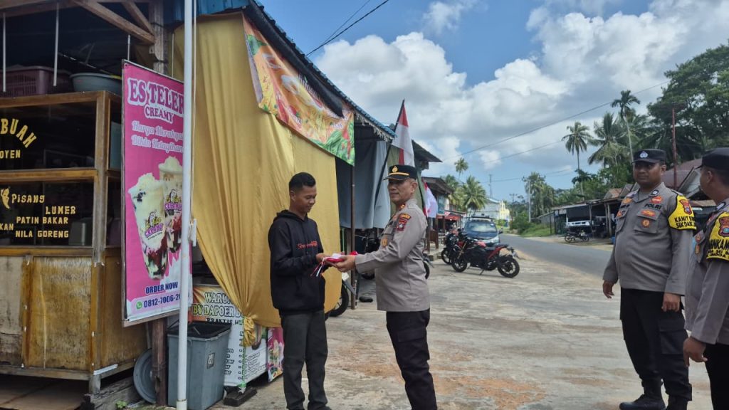 Polsek Daik Lingga Hadirkan Semangat Kemerdekaan Melalui Pembagian Bendera kepada Masyarakat
