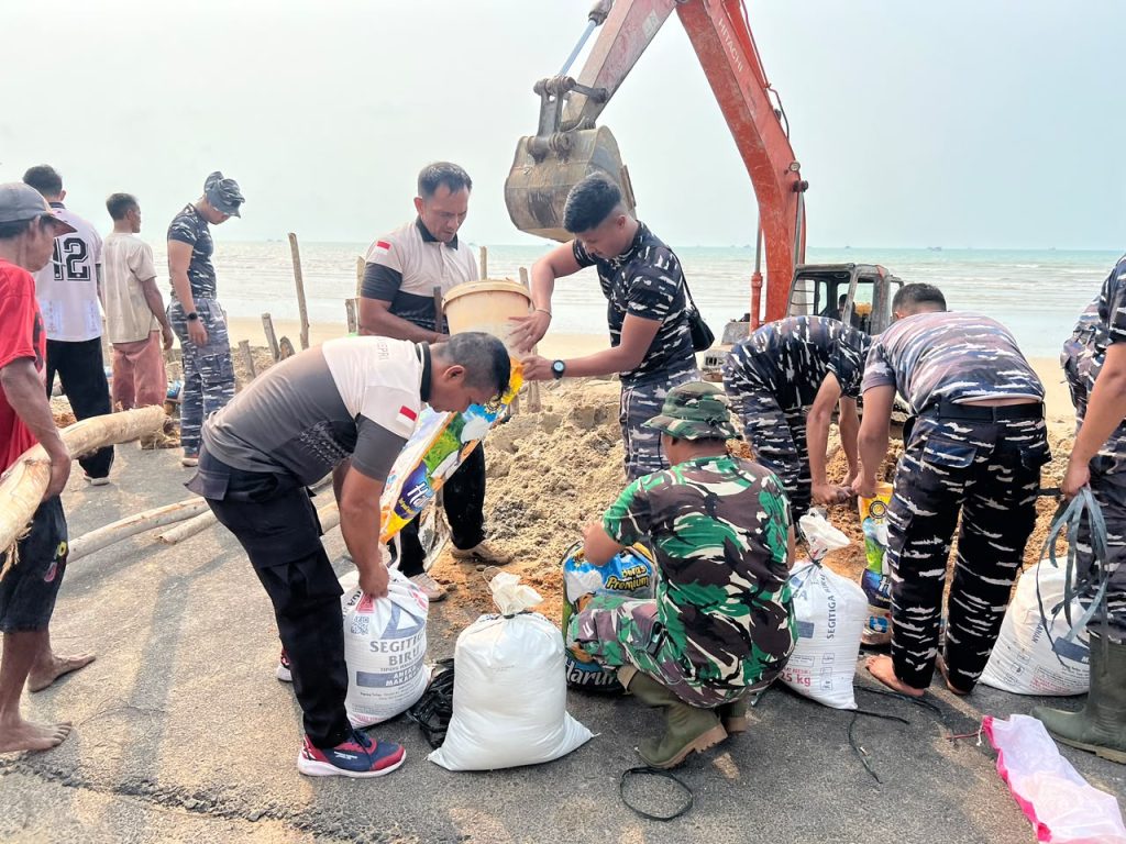 SINERGI TNI-POLRI DAN MASYARAKAT, POLSEK DABO SINGKEP GOTONG ROYONG BANGUN PENGAMAN PANTAI CEGAH ABRASI