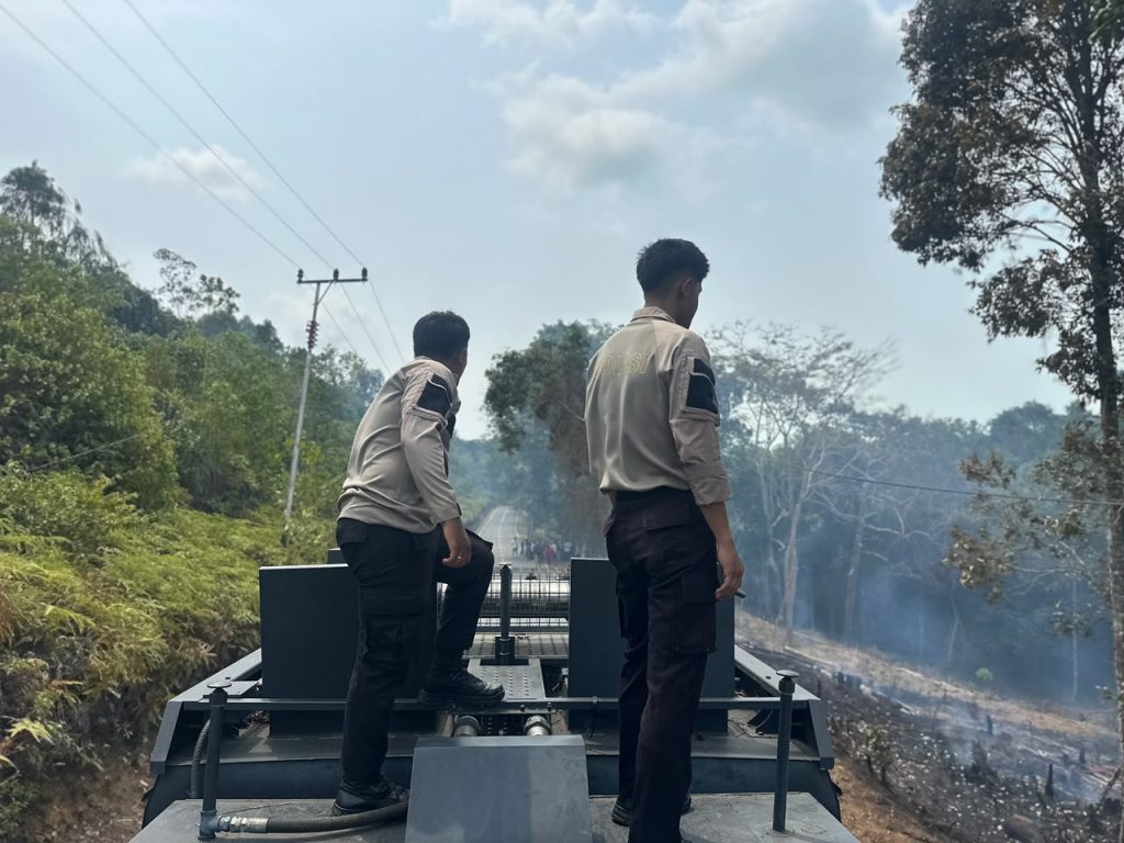 GERAK CEPAT SAMAPTA POLRES LINGGA PADAMKAN KARHUTLA DI DESA BERINDAT