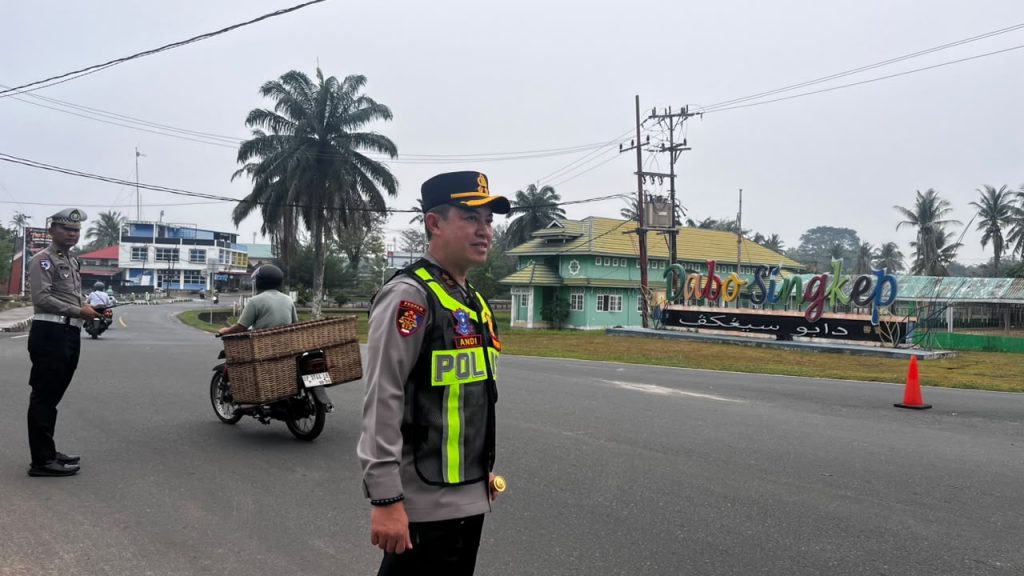 Kapolres Lingga Turun Langsung Atur Lalu Lintas di Wisma Ria, Dukung Program Quick Wins Kapolri